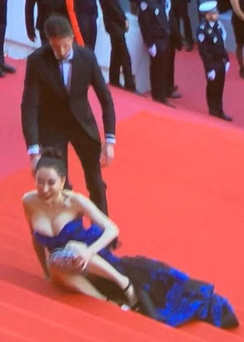 Nhiều cư dân mạng đặt nghi vấn Hình Tiểu Hồng vờ ngã để gây chú ý. Ảnh: Sina