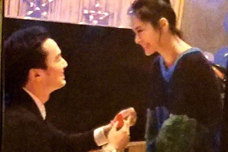 Tháng 2/2018, vào đúng ngày sinh nhật, Chung Hân Đồng được bạn trai kém 4 tuổi cầu hôn. Thời điểm đó, cả hai hẹn hò đã được 4 tháng. Ảnh: Sina