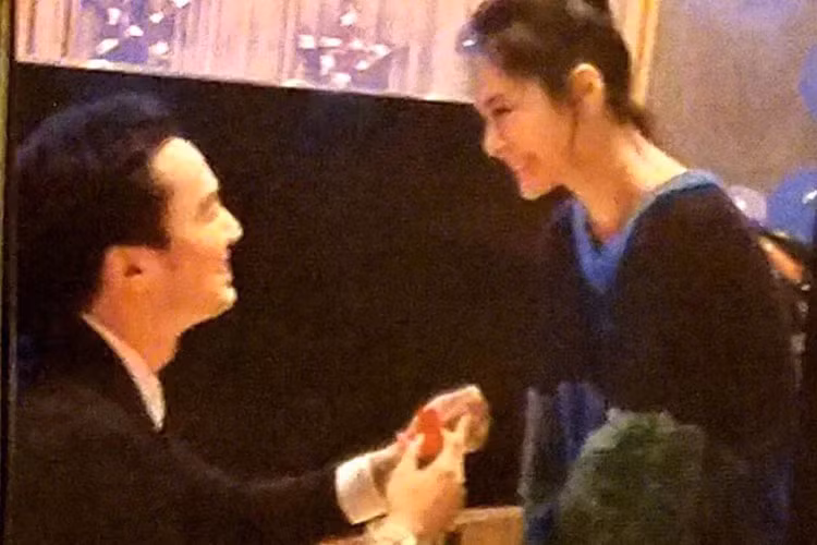 Tháng 2/2018, vào đúng ngày sinh nhật, Chung Hân Đồng được bạn trai kém 4 tuổi cầu hôn. Thời điểm đó, cả hai hẹn hò đã được 4 tháng. Ảnh: Sina