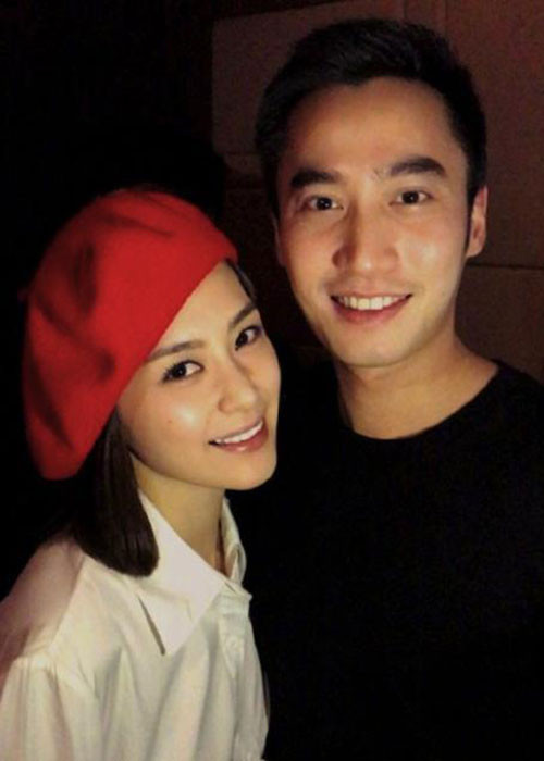 10 năm trước, Chung Hân Đồng vướng scandal lộ ảnh nóng với Trần Quán Hy. Sau lùm xùm, cô rất lận đận đường tình duyên cho đến khi gặp Lại Hoằng Quốc. Ảnh: Weibo