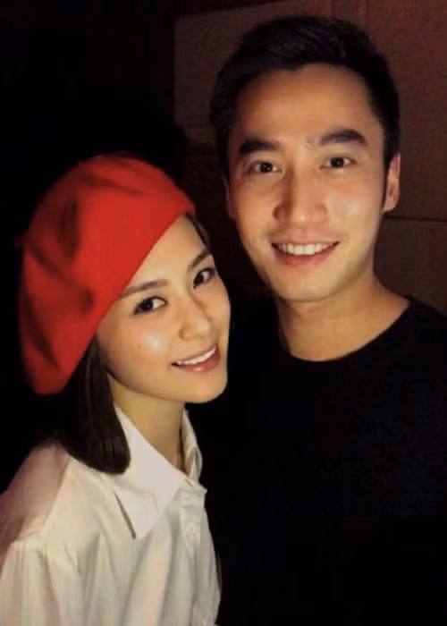 10 năm trước, Chung Hân Đồng vướng scandal lộ ảnh nóng với Trần Quán Hy. Sau lùm xùm, cô rất lận đận đường tình duyên cho đến khi gặp Lại Hoằng Quốc. Ảnh: Weibo