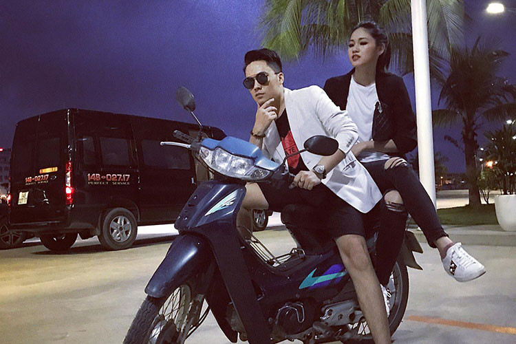 Thái Dũng chở Á hậu Ngô Thanh Thanh Tú bằng xe máy.