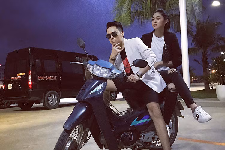 Thái Dũng chở Á hậu Ngô Thanh Thanh Tú bằng xe máy.