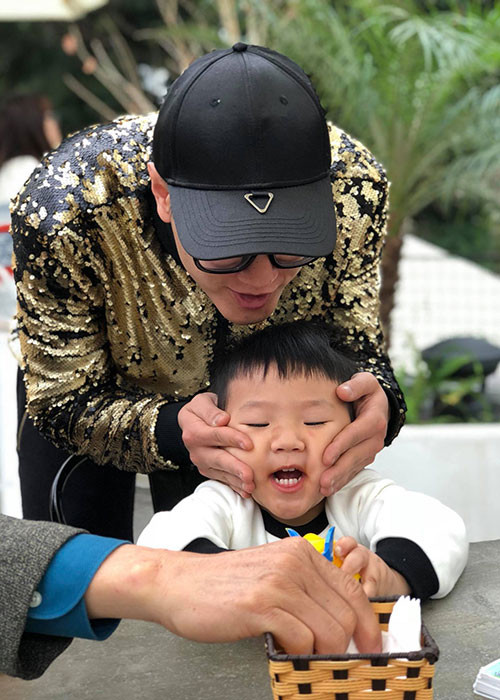 Nhiều người cho rằng Chí Nhân ám chỉ Thu Quỳnh ngăn cấm không cho anh gặp con trai. Giữa ồn ào, Thu Quỳnh cho hay con trai cô vừa ốm nằm viện và cô xin giữ im lặng như những lần trước đây.