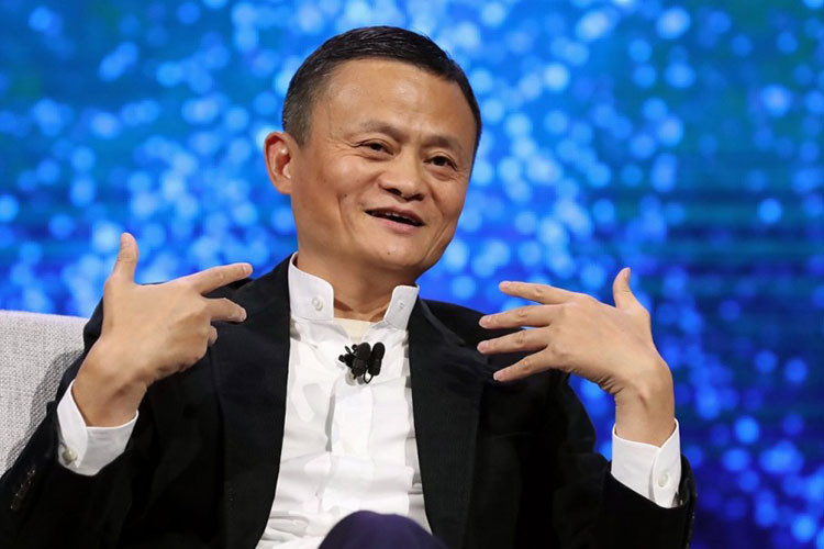 8. Jack Ma, Chủ tịch Alibaba. Xếp hạng trong Top quyền lực: 21. Tài sản tính đến ngày 9/5: 41,6 tỷ USD. Jack Ma (tên thật là Ma Yun) sinh năm 1964 tại một xóm nghèo tại Hàng Châu, Trung Quốc. Ông bị từ chối vào làm việc ở rất nhiều nơi trước khi được thuê làm giáo viên Tiếng Anh. Cuộc đời của Ma bước sang trang mới khi công ty Alibaba của ông tiến hành IPO (chào bán cổ phiếu lần đầu ra công chúng) đạt kỷ lục 25 tỷ USD vào tháng 9/2014.