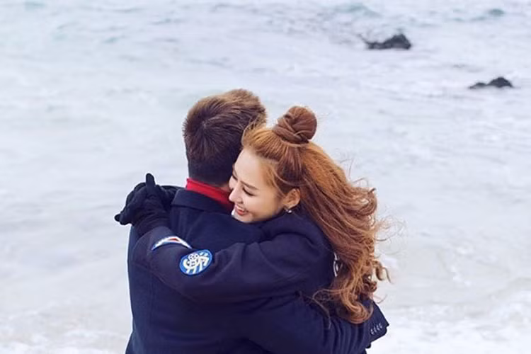 Đáp lại tình cảm của Lâm Vinh Hải, Linh Chi viết: “Đi với nhau bao xa không quan trọng, quan trọng là từng giờ bên nhau cảm thấy hạnh phúc”.