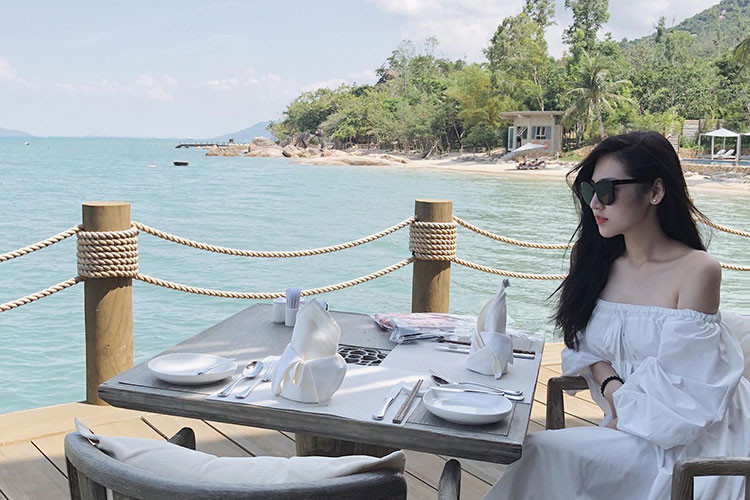 Á hậu Tú Anh khoe vai trần gợi cảm.