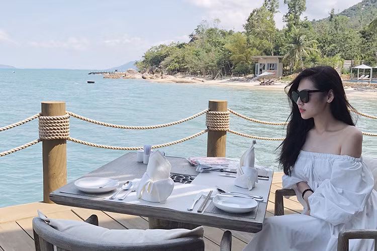 Á hậu Tú Anh khoe vai trần gợi cảm.