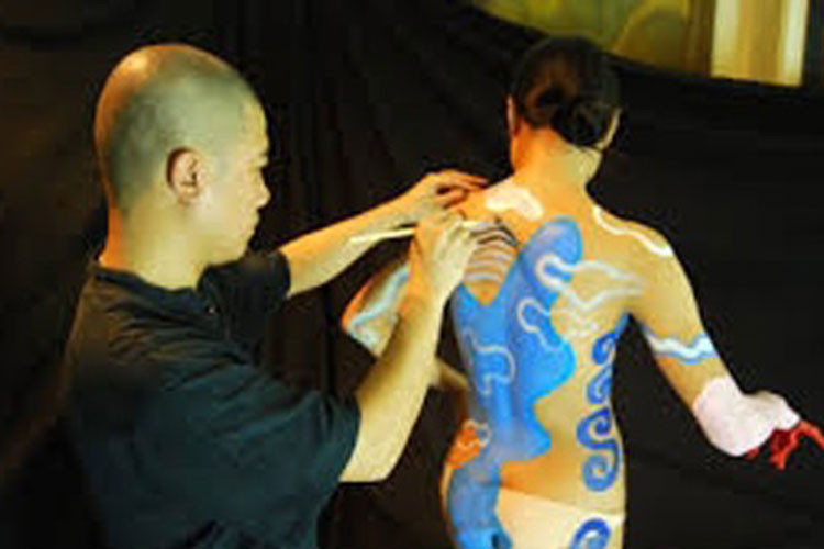 Năm 1996, Phương Vũ Mạnh tự mày mò và theo đuổi body painting. Đến nay, anh được xem là một trong những họa sĩ vẽ body painting sớm nhất ở Việt Nam. Ảnh: Doisongphapluat