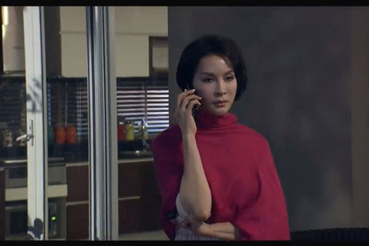 Trong "Tình khúc bạch dương", Thanh Mai còn bị chê tập trung quá nhiều vào váy áo, trang điểm khiến nhân vật thiếu tự nhiên. Trước "Tình khúc bạch dương", Thanh Mai vốn là diễn viên có kinh nghiệm diễn xuất. Ảnh: Zing