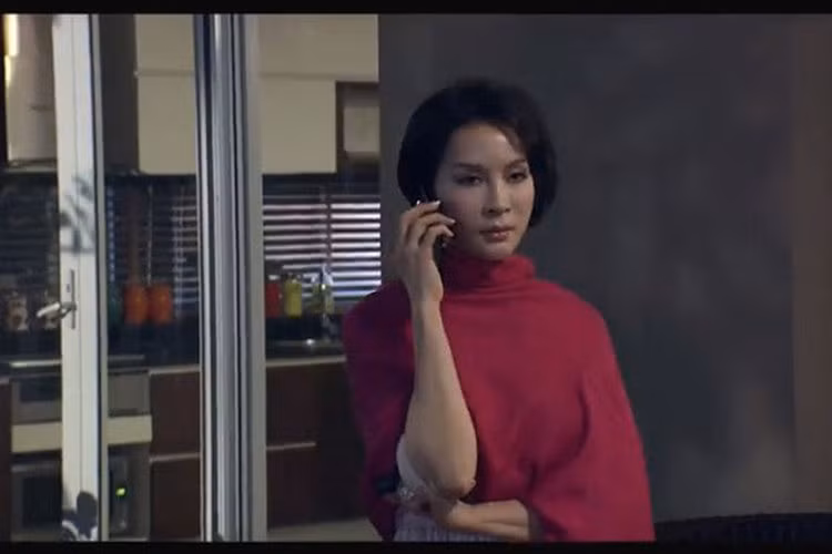 Trong "Tình khúc bạch dương", Thanh Mai còn bị chê tập trung quá nhiều vào váy áo, trang điểm khiến nhân vật thiếu tự nhiên. Trước "Tình khúc bạch dương", Thanh Mai vốn là diễn viên có kinh nghiệm diễn xuất. Ảnh: Zing