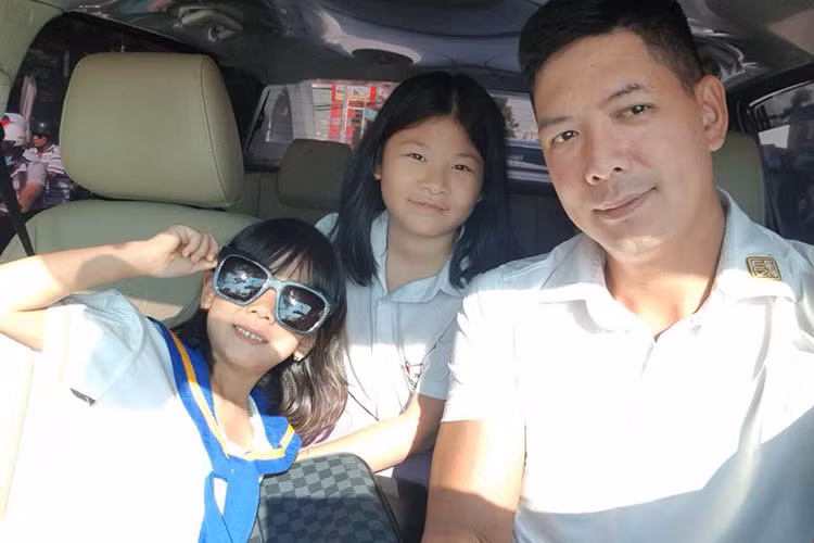 Bình Minh lái xe đưa hai con gái đi học mỗi ngày.
