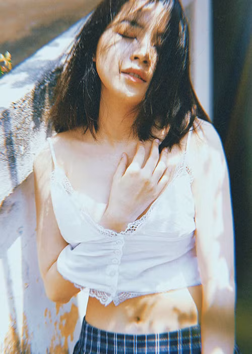 Chi Pu được khen ngợi nữ tính nhưng cách tạo dáng, biểu cảm ánh mắt của cô gây tranh cãi, đặc biệt là hành động đưa tay vào trong áo.