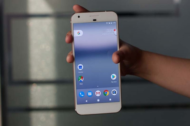 Google Pixel XL (6,1 triệu đồng): Nếu hiệu năng, sự mượt mà là ưu tiên hàng đầu của bạn thì Pixel XL là một lựa chọn đáng cân nhắc. Sử dụng phiên bản Android gốc, Pixel XL tối ưu hóa hiệu suất của máy cực tốt. Nó sử dụng chung cảm biến camera với HTC U11, thuộc nhóm các sản phẩm đạt 90 điểm chụp hình, trên thang điểm của DxOMark.