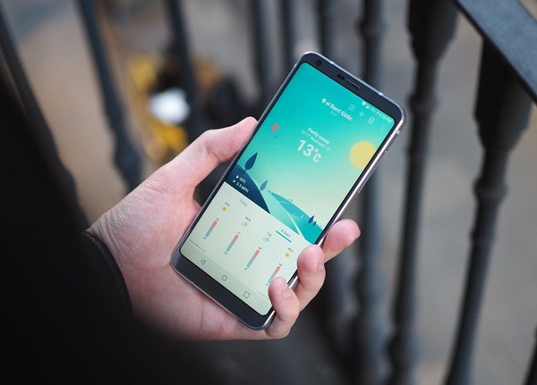 LG G6 (5,5 triệu đồng): Khá nhiều người đã chờ đợi đến khi G6 hạ giá về mức dưới 6 triệu đồng để sắm sản phẩm này bởi đơn giản, nó hội tụ đầy đủ các yếu tố mà họ cần. G6 có màn hình tràn viền, hiển thị đẹp, âm thanh chất lượng và thiết kế thời thượng. Con chip của nó không quá mạnh nhưng hiện nay, yếu tố này đã không còn quá quan trọng với người dùng.