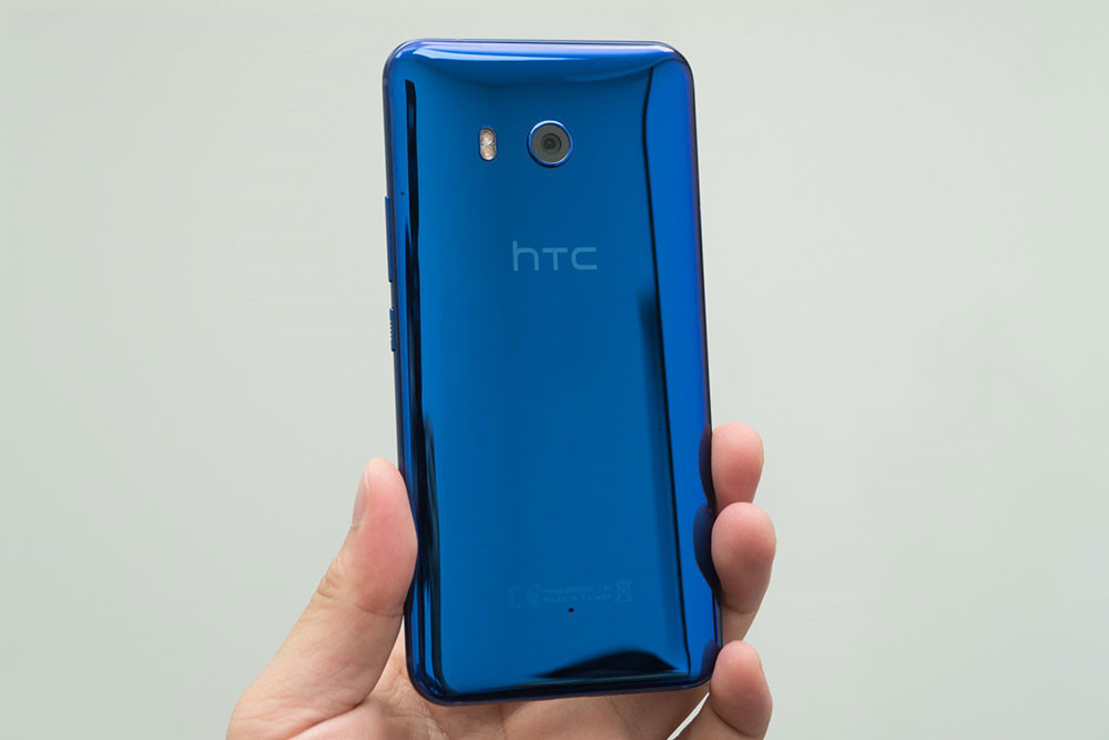 HTC U11 (7,2 triệu đồng): U11 có thiết kế bóng bẩy, rất mạnh mẽ và chụp hình thực sự ấn tượng. Tuy nhiên, không nhiều người có cơ hội trải nghiệm sản phẩm này bởi nó rất ít xuất hiện trên các kệ hàng. Nếu mạnh dạn với lựa chọn của mình, bạn sẽ không cảm thấy hối tiếc khi chỉ phải bỏ ra khoảng hơn 7 triệu đồng.