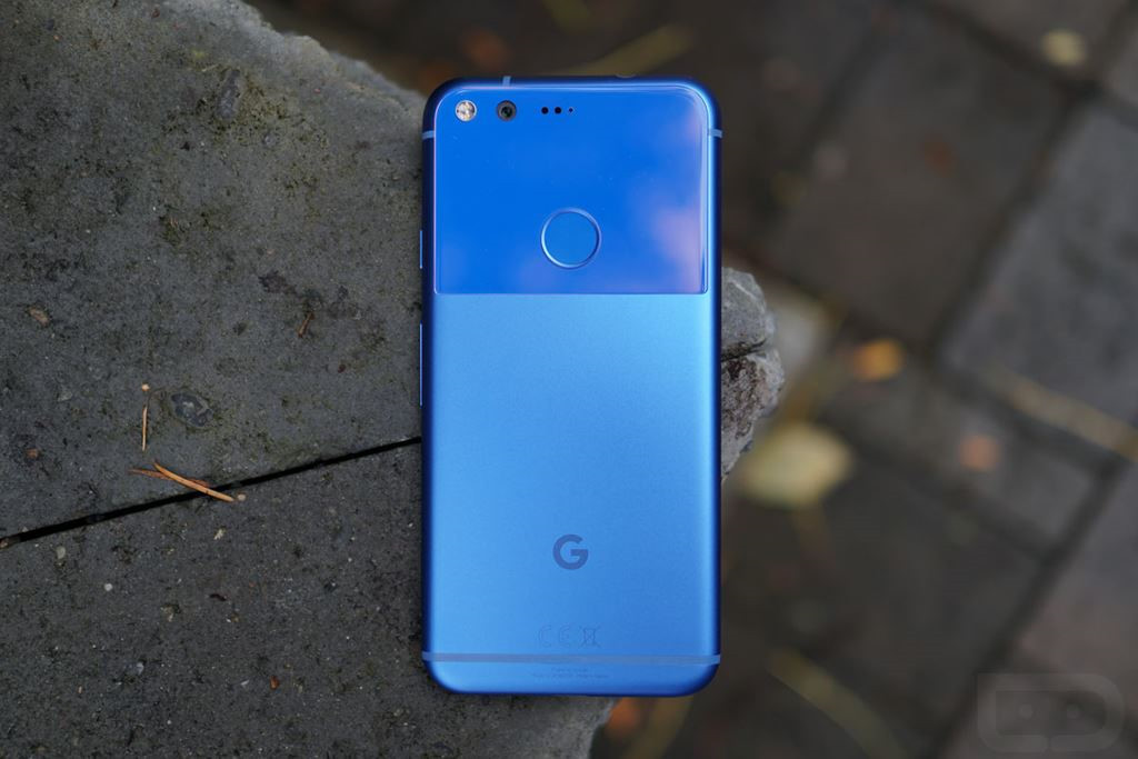 Google Pixel (5,5 triệu đồng): Nếu lựa chọn phiên bản Pixel, người dùng có thể tiết kiệm khoảng 500.000 đồng so với bản XL. Đây là một trong số 11 di động đầu tiên cho phép người dùng trải nghiệm phiên bản Android P mới nhất. Pixel, cùng với bản XL sẽ luôn nằm trong nhóm các sản phẩm đầu tiên được nâng cấp Android mới.