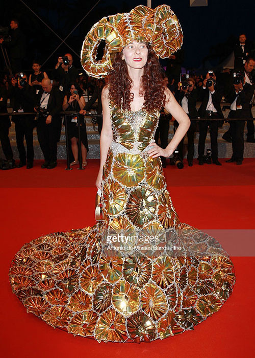 Tại Cannes 2016, Larisa Katz cũng từng diện mẫu trang phục khó hiểu. Ảnh: Getty