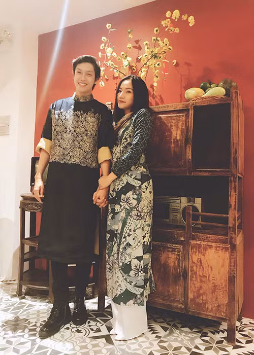 Lý Phương Châu và Hiến Sến tình tứ đón Tết Nguyên Đán.