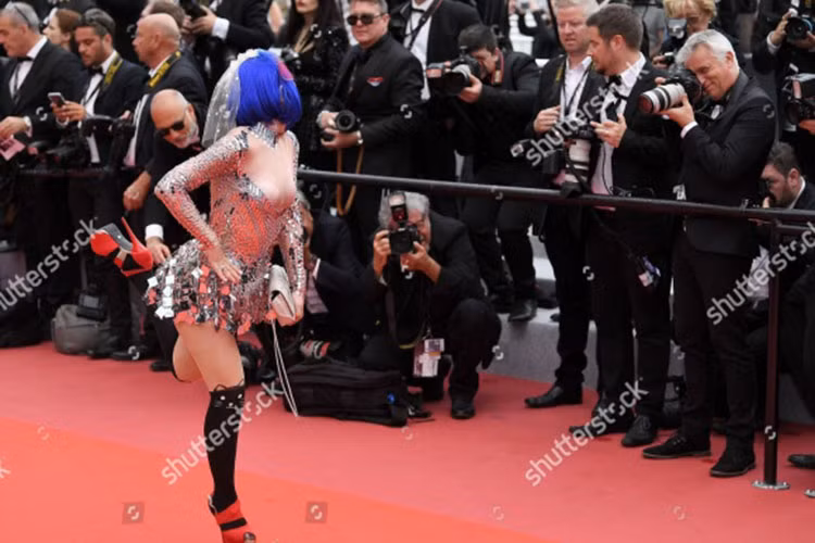 Nữ ca sĩ ăn mặc và tạo dáng không giống ai này tên Marie Parie. Ảnh: Shutterstock