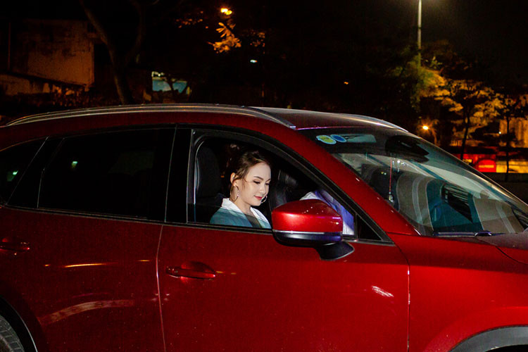 Nữ diễn viên 9x được ông xã lái xe đưa về sau khi sự kiện kết thúc.