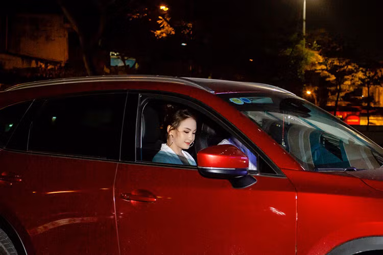 Nữ diễn viên 9x được ông xã lái xe đưa về sau khi sự kiện kết thúc.