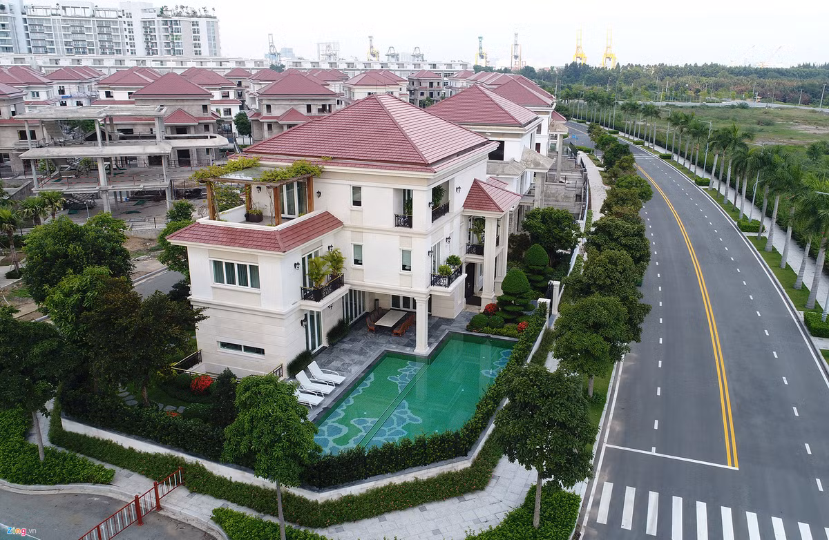 Đây được quảng cáo là khu biệt thự biệt lập duy nhất ở Khu đô thị Thủ Thiêm. Các căn biệt thự đều có hồ bơi và thang máy riêng.