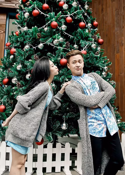 Hình ảnh Khổng Tú Quỳnh chu môi định hôn Ngô Kiến Huy.