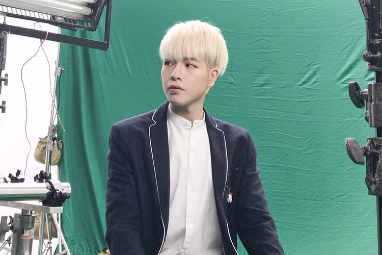 Sao Việt Đức Phúc ngày càng điển trai sau khi phẫu thuật thẩm mỹ.