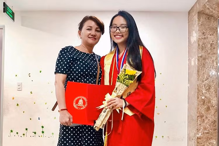 Phương Mỹ Chi khiến gia đình và fans tự hào. Được biết, nam ca sĩ Quang Lê - bố nuôi của Phương Mỹ Chi cũng hạnh phúc chia sẻ: "Chúc mừng con gái của ba đã tốt nghiệp là học sinh giỏi và nhiều giấy khen, vừa hát vừa học giỏi ba rất tự hào về con".