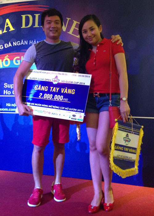 Minh Tiệp rất kín tiếng về đời tư. Trong ảnh, nam MC tươi rói bên vợ khi lên nhận giải Găng tay vàng tại Cúp Hồ Gươm 2014. Ảnh: Ngoisao