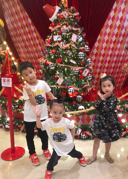 Hai cậu con trai và cô con gái của Ốc Thanh Vân kháu khỉnh, ngoan ngoãn.