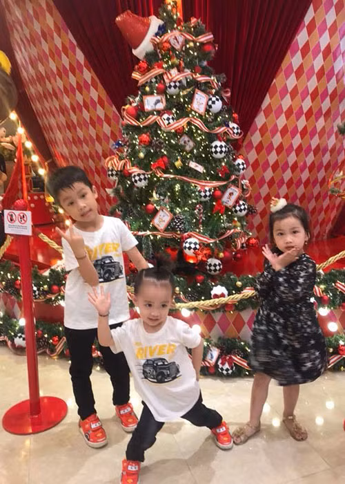 Hai cậu con trai và cô con gái của Ốc Thanh Vân kháu khỉnh, ngoan ngoãn.