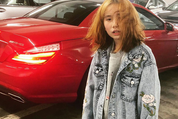 Lil Tay tự nhận là người trẻ giàu có nhất thế giới. Chưa hết, cô bé này còn khoe khoang về những buổi đi chơi với người nổi tiếng, thậm chí hồn nhiên nói rằng ngôi biệt thư xa hoa mình ở được mua bằng tiền kiếm được từ việc buôn bán bất hợp pháp.