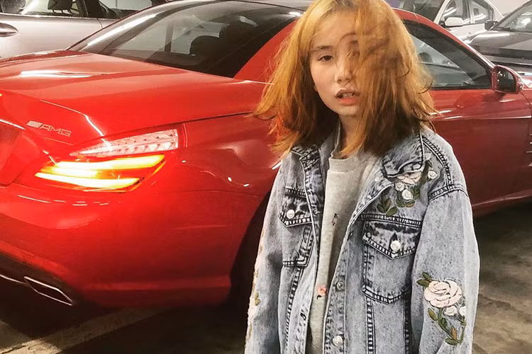 Lil Tay tự nhận là người trẻ giàu có nhất thế giới. Chưa hết, cô bé này còn khoe khoang về những buổi đi chơi với người nổi tiếng, thậm chí hồn nhiên nói rằng ngôi biệt thư xa hoa mình ở được mua bằng tiền kiếm được từ việc buôn bán bất hợp pháp.