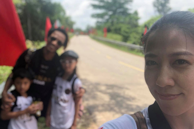 Hình ảnh Phạm Anh Khoa bên vợ và các con nhanh chóng nhận được sự chú ý của cư dân mạng.