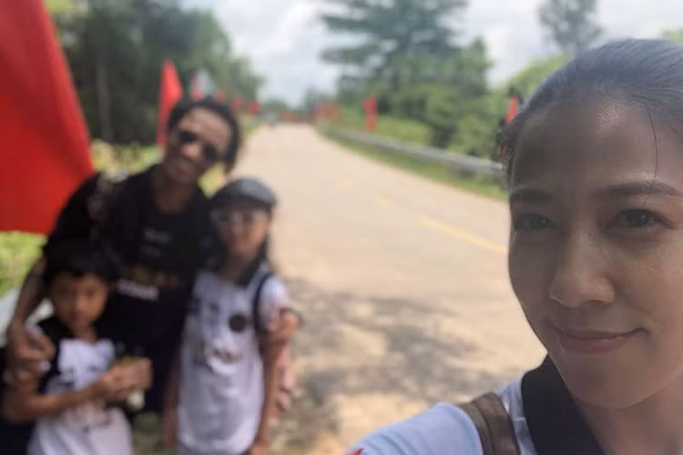 Hình ảnh Phạm Anh Khoa bên vợ và các con nhanh chóng nhận được sự chú ý của cư dân mạng.