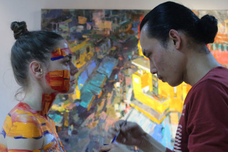 Họa sĩ Phạm Minh Đức (Đức Phạm) sinh năm 1977, theo đuổi bộ môn nghệ thuật body paint hàng chục năm. Ảnh: Danviet