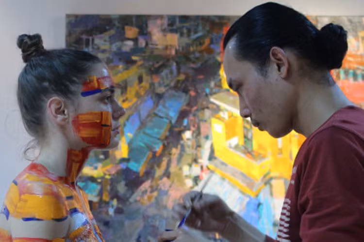 Họa sĩ Phạm Minh Đức (Đức Phạm) sinh năm 1977, theo đuổi bộ môn nghệ thuật body paint hàng chục năm. Ảnh: Danviet