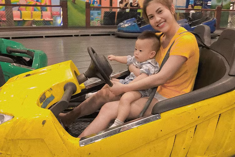 Bà xã của Việt Anh tâm sự: “Nhờ có Đậu mà bố mẹ được chơi những trò mà hồi bé chả bao giờ được chơi. Tuổi thanh xuân bố me dành hết cho em đấy”.