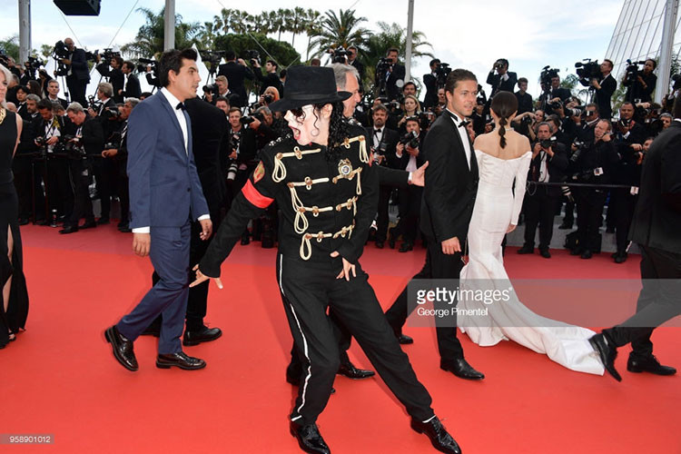 Tại Cannes năm nay, một nam nghệ sĩ vô danh cũng được cho là chiêu trò khi hóa Michael Jackson. Ảnh: Getty