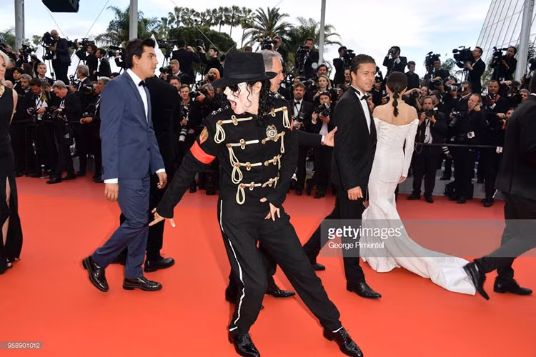 Tại Cannes năm nay, một nam nghệ sĩ vô danh cũng được cho là chiêu trò khi hóa Michael Jackson. Ảnh: Getty