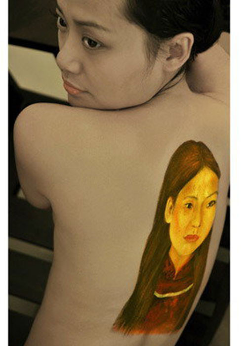 “Tôi tham gia công việc làm mẫu với mục đích trong sáng, ủng hộ cho những dự án từ thiện", Hồng Ánh chia sẻ về lần làm mẫu body painting. Ảnh: Tuoitre