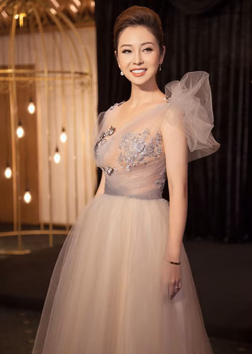 Người đẹp sinh năm 1985 khoe nhan sắc mặn mà.