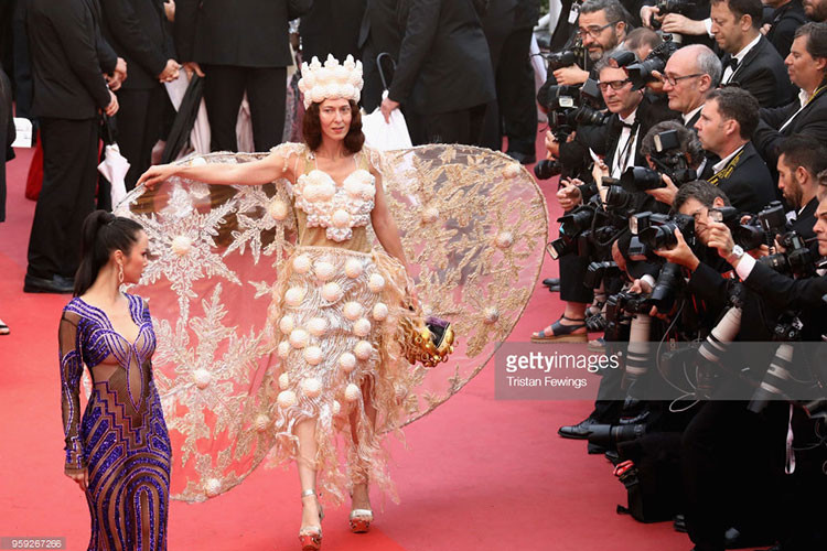 Hình ảnh của Vũ Ngọc Anh thu hút ống kính phóng viên Cannes khiến fans chú ý.