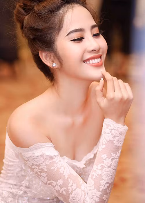 Nam Em đăng quang Hoa khôi Đồng bằng sông Cửu Long 2015, lọt top 8 Hoa hậu Trái đất 2016.