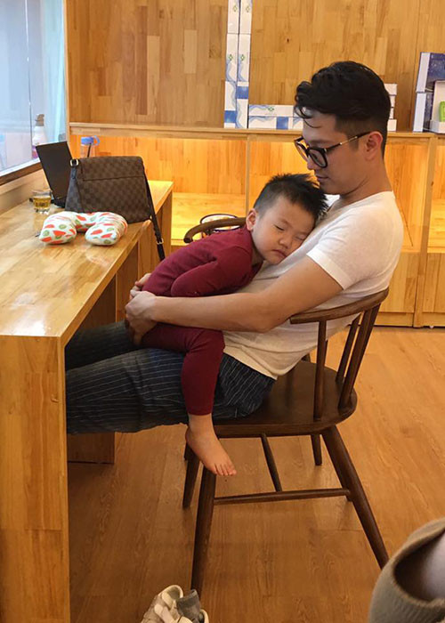 Niềm vui của Chí Nhân là có con trai bên cạnh để chăm sóc và yêu thương con.