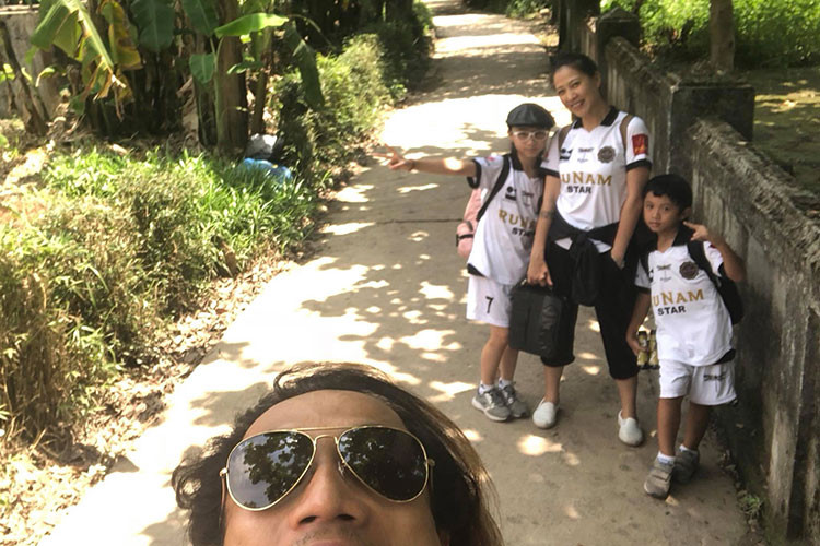 Giữa ồn ào đời tư, Phạm Anh Khoa vẫn vui vẻ đưa gia đình đi chơi bù dịp lễ bận công việc.