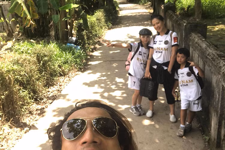 Giữa ồn ào đời tư, Phạm Anh Khoa vẫn vui vẻ đưa gia đình đi chơi bù dịp lễ bận công việc.