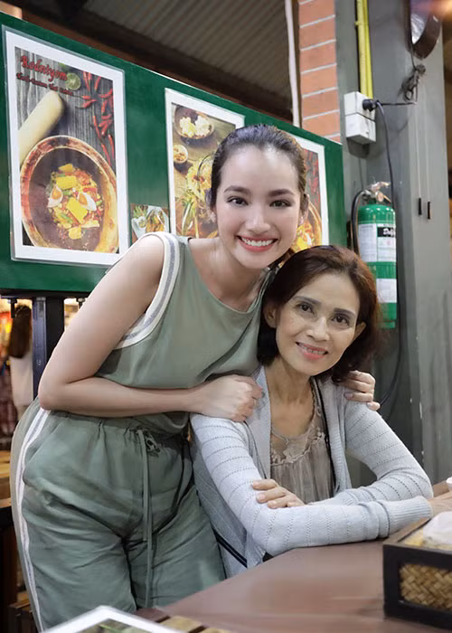 Trương Tri Trúc Diễm chia sẻ: “Còn có mẹ ở bên là điều hạnh phúc nhất trên đời, thương mẹ nhiều”.